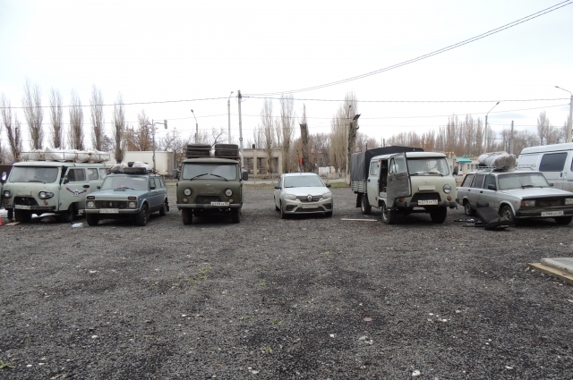 ВАЗ-2104, «Нива», «Рено» и четыре УАЗа. Подарки на колёсах для бойцов от земляков..