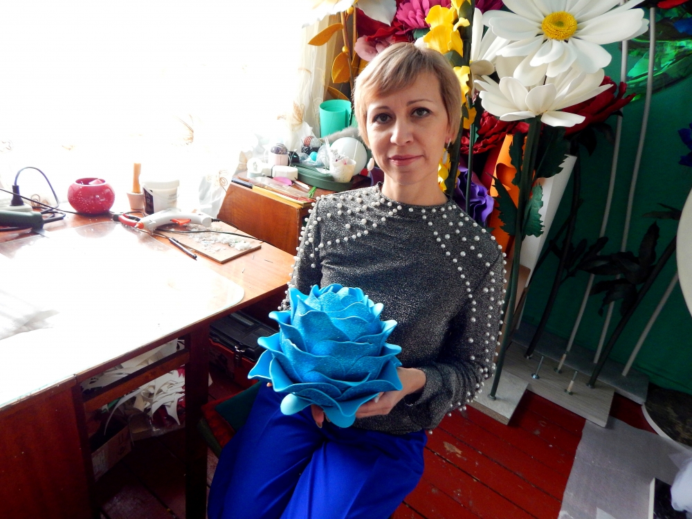 В этой комнатке Оксана Турышева устроила себе мастерскую. За этим столом она изготавливает большую часть своих работ.