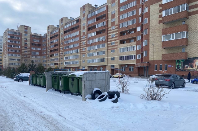 Мусорные контейнеры - место, где была найдена новорождённая на улице Малиновского в Омске.