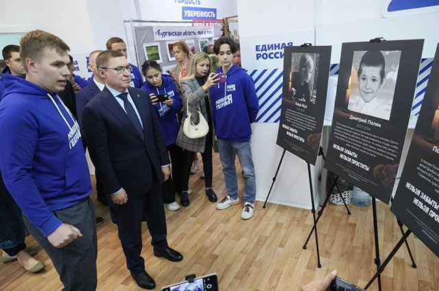 Волонтеры доставляют воду, питание, помогают людям.