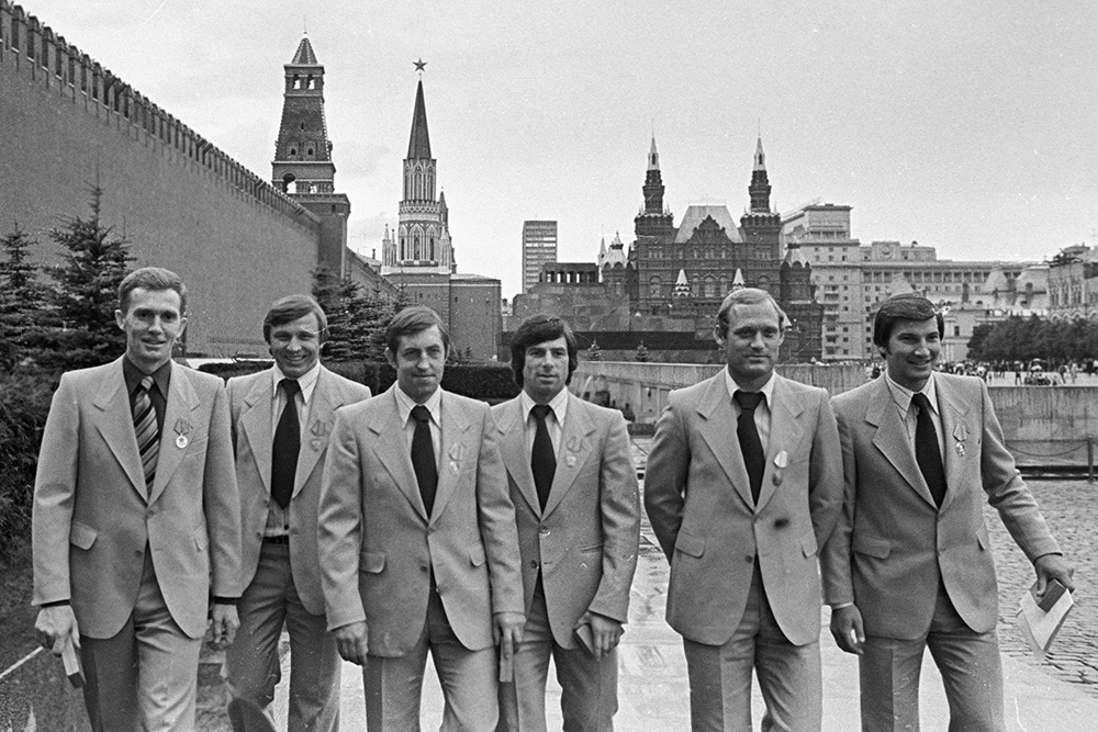 Хоккеисты сборной СССР после вручения высоких наград (слева направо): Александр Пашков, Геннадий Цыганков, Борис Михайлов, Валерий Харламов, Владимир Петров и Владислав Третьяк. Дата события: 07.07.1978