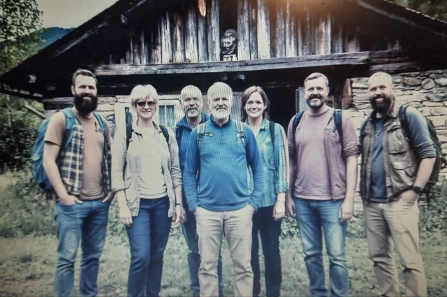 Павел Шатров (в центре) с одной из своих групп. Лето 2024 года.