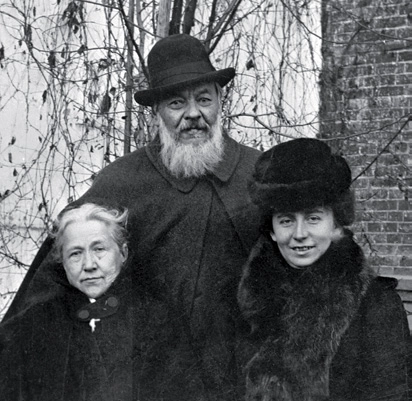 Певица Антонина Нежданова (справа) в гостях у Ивана Михайловича (в центре) и Марии Александровны (слева) Сеченовых. Фотография 1904 года.