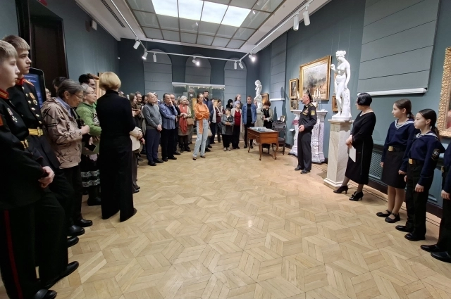 На открытии посвященной Ивану Лихачеву выставки были воспитанники Казанского суворовского училища и кадеты.  class=