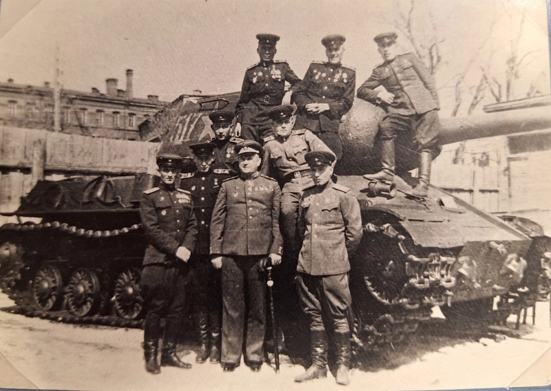 Кашуба с Героями офицерами и курсантами у танка ИС-2, 1944.