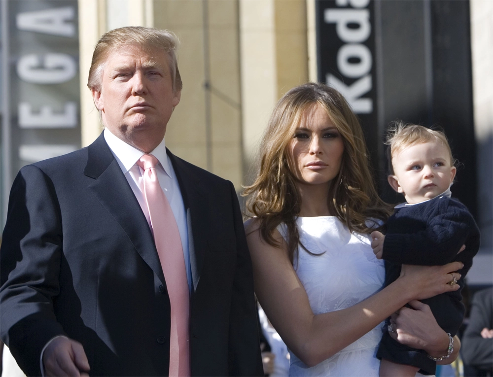 Дональд Трамп с женой Меланией и 10-месячным сыном Бэрроном, 2007 г.