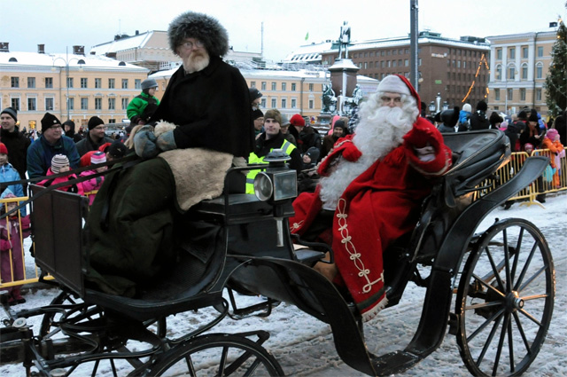 Санта-Клаус поздравляет местных жителей в Хельсинки, Финляндия