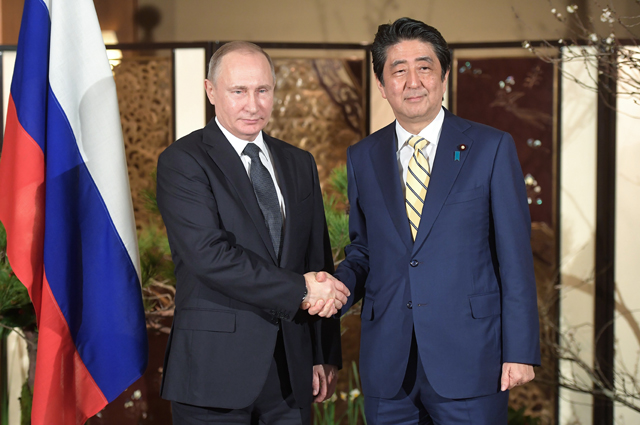Президент РФ Владимир Путин и премьер-министр Японии Синдзо Абэ во время встречи в городе Нагато (префектура Ямагути).