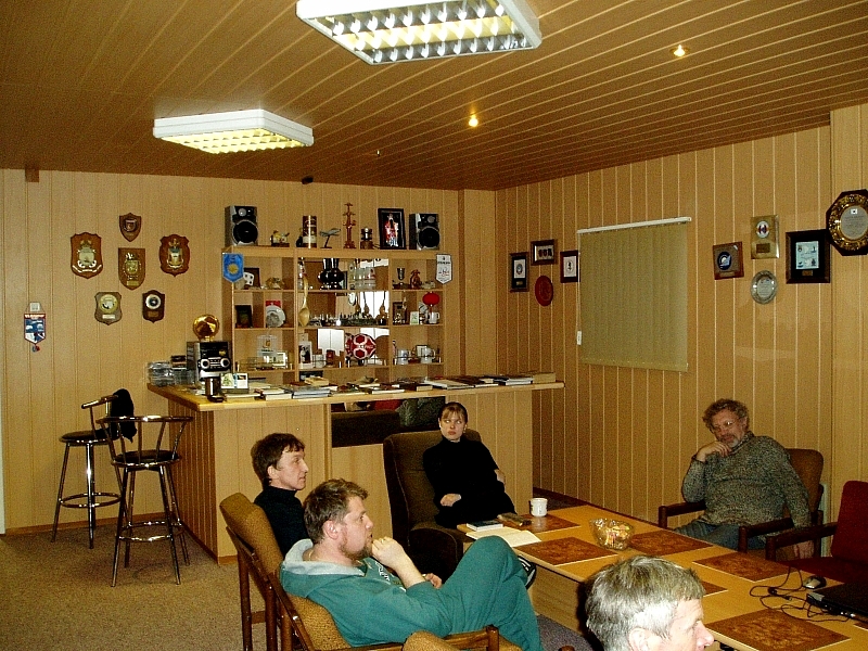Полярники в доме радио на станции Беллинсгаузен 