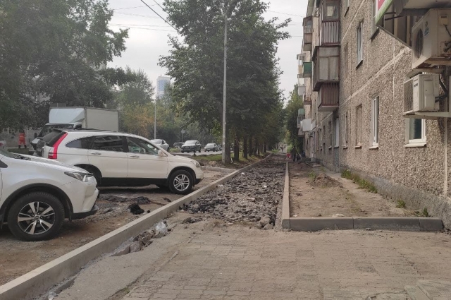 Ремонт участка пешеходной дороги на улице Викулова