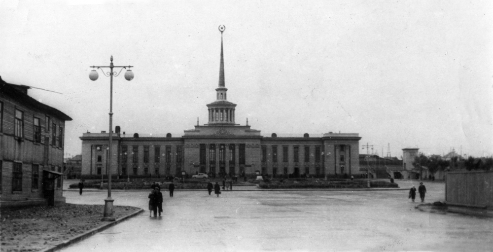 Вокзал только что открыт. 1955 год.