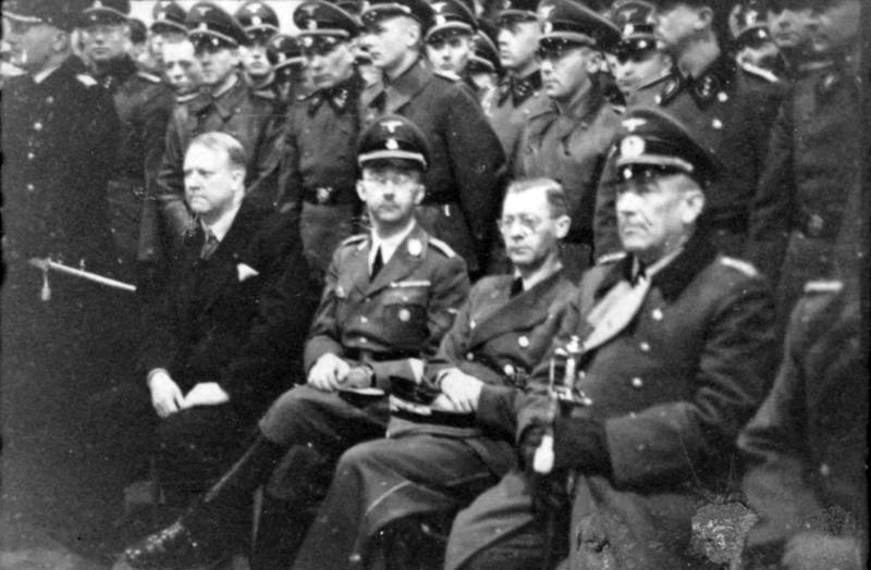 Слева направо: Генрих Гиммлер, Викдун Квислинг и Тербовен, 1941 г.