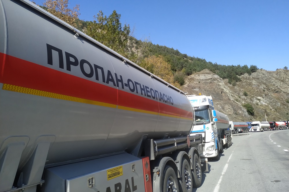 Жарким летом стоявшие вдоль дорог цистерны вызвали в Северной Осетии переполох.