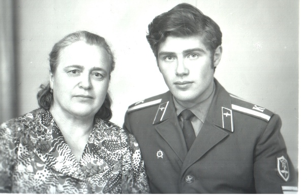 Александр Кердан с мамой.