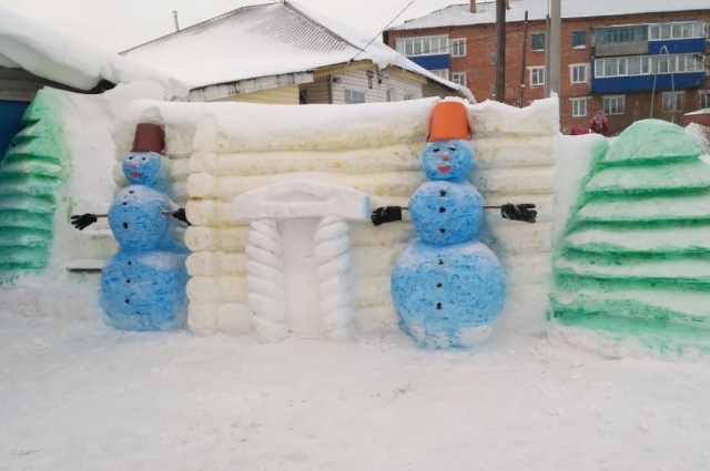 Сначала Анатолий Антипин сгребает снег, потом трамбует и создаёт фигуры.