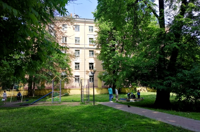 В парке возле дома Валентина Владимировна когда-то гуляла с маленькой дочкой.