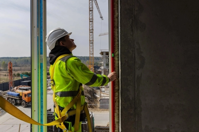 Обслуживание окон лучше доверить специалистам. Особенно, если этаж высокий.