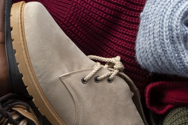 В первые холстины стоит отсмотреть свой гардероб и доставать более тёплые вещи.