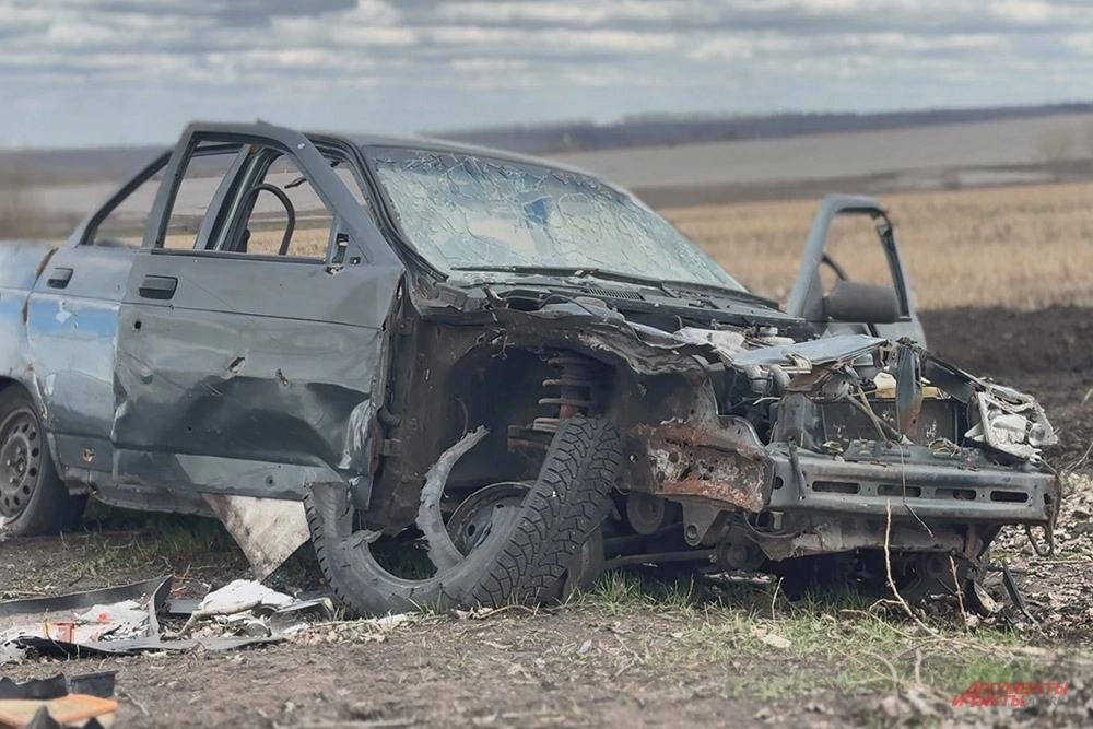 Разбитый автомобиль.