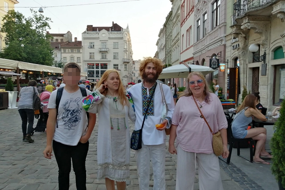 Дрор Гольдштейн с Ниной, ее матерью и ее старшим сыном. 