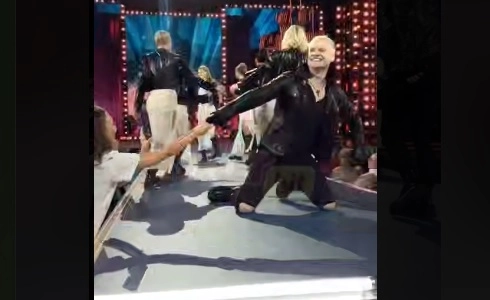 Шаман и фанатка.