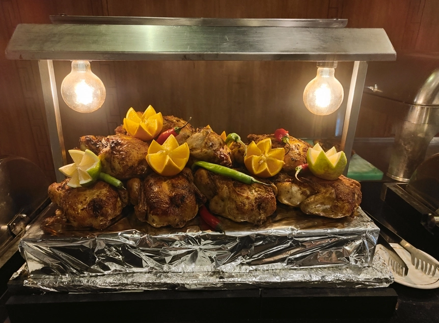 Повара явно старались порадовать гостей.