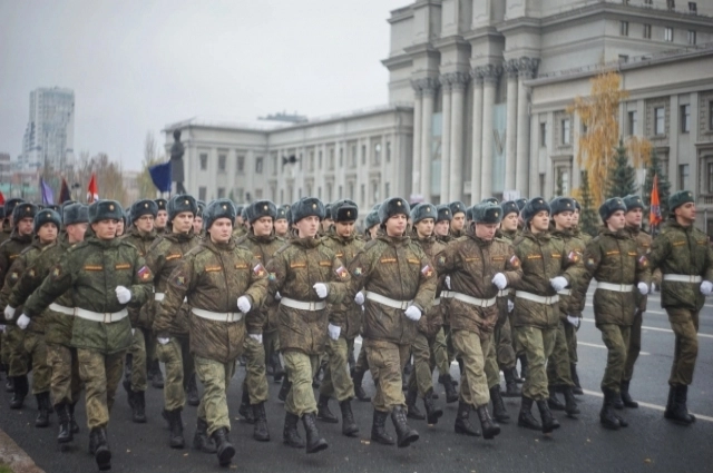 Более 7,5 тысяч человек из 16 регионов России принялу участие в самарском Параде Памяти в 2025 году.