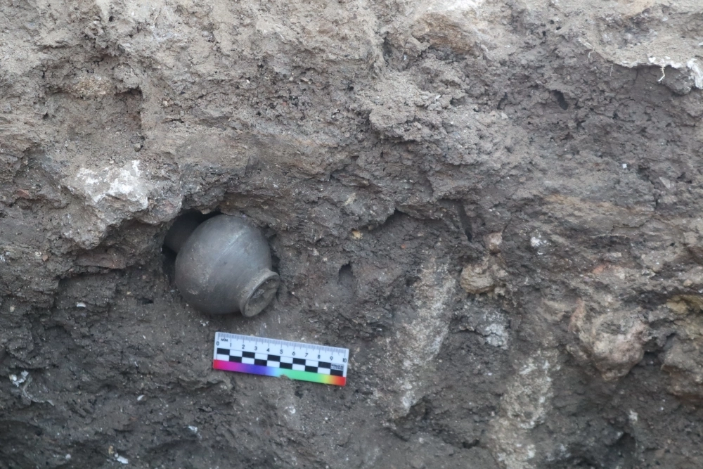 В древности деньги были спрятаны в небольшом глиняном кувшине, который сохранился практически неповрежденным.