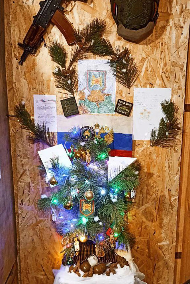 Украшение блиндажей 1430 полка группировки «Днепр» к Новому году. 
