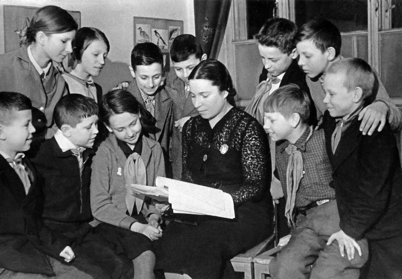 Агния Барто с детьми, 1940 г.