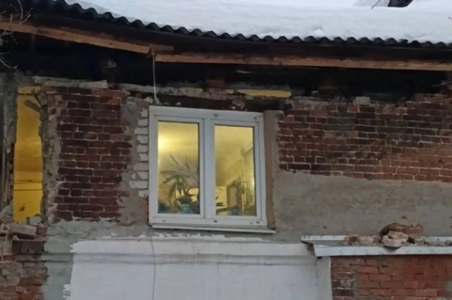 На улице Кудрявцева обрушилась стена жилого дома.