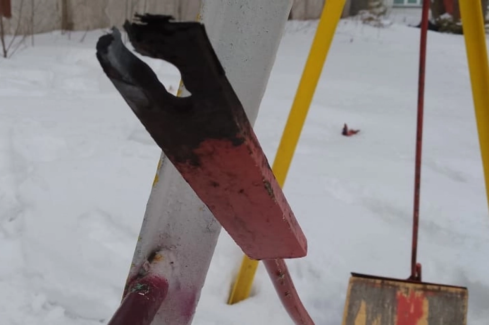 Качели сломались, когда 14-летняя ребёнок-инвалид качалась на них.