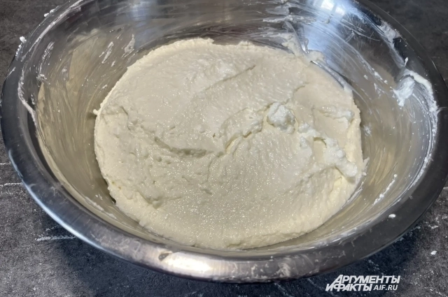 Творожная масса очень мягкая.