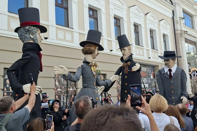 Классики любезничали с Классики гуляли по казанскому Арбату и на пару со зрителями решали, кто из них самый великий.