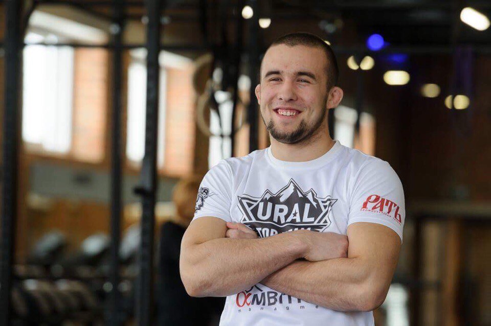 Начинающий профессиональный боец MMA Руслан Рахмонкулов.