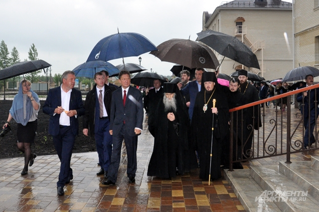 Проливной дождь не помешал провести экскурсию по Центру. Слева на право: Алексей Миллер, схиархимандрит Илий (Ноздрин), епископ Нектарий (Селезнёв).