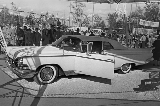 Посетители у экспозиция производителей легковых автомобилей. Американская Национальная Выставка в Сокольниках, Москва, 25 июля 1959 года.