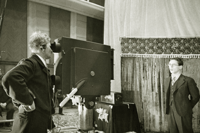 Диктор Всесоюзного радио Юрий Левитан во время записи передачи в студии. Свердловск, 1941 год.