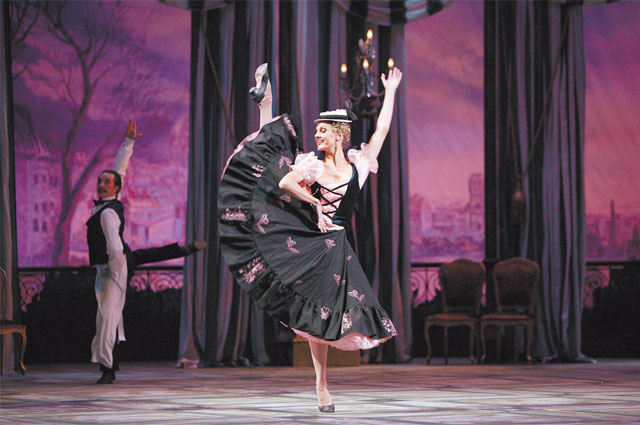 Балерина Анна Антропова в партии Цветочницы в балете «Парижское веселье». 