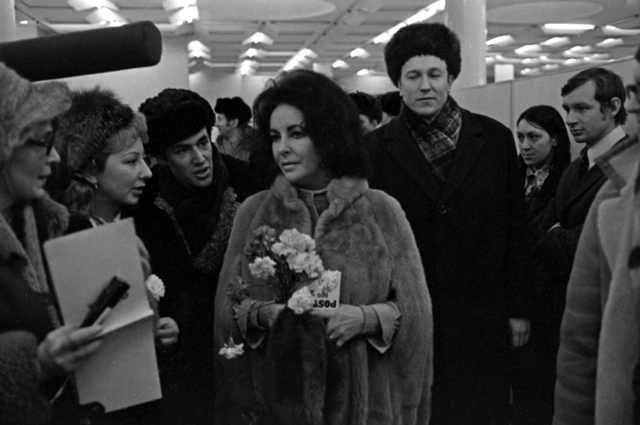 Элизабет Тейлор, прилетевшая в Ленинград для участия в съемках советско-американского фильма «Синяя птица». Аэропорт Пулково, 1975 год. 
