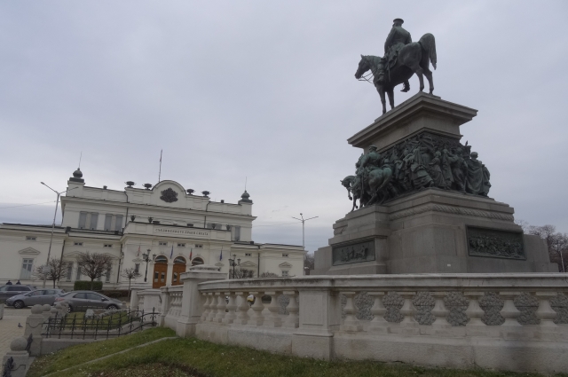 Памятник Александру II в Болгарии стоит напротив здания парламента. 