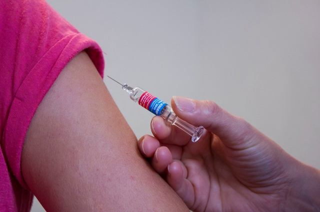 С января 2021 года прививку от коронавируса могут поставить все желающие по предварительной записи.