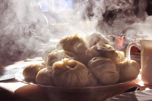 Сагаалган часто выпадает на Масленицу, так что буузы и блины нередко встречаются на одном столе.