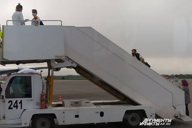 Пассажирам приходиться подниматься на борт самолёта по обычным трапам.