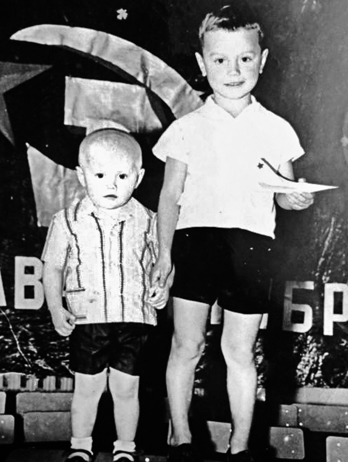 Олег с младшим братом. Он с детства любил самолёты. 