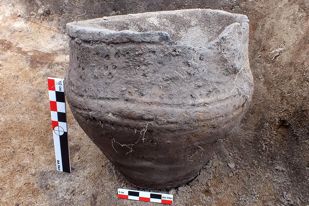 Во время раскопок поселения Акузово 6 на месте погребения был найден хорошо сохранившийся керамический сосуд.