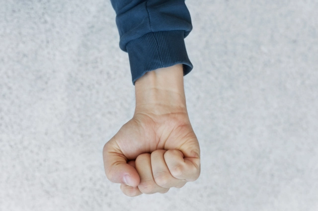 Мальчик избивал женщину под одобрительные крики друзей.