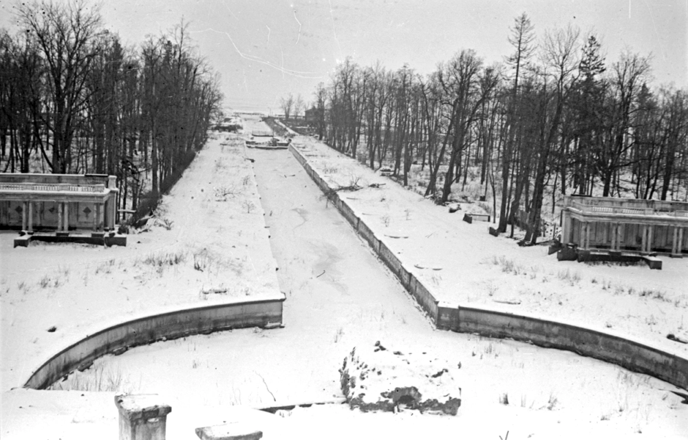 Вид аллеи фонтанов Большого Петергофского дворца, разрушенного немцами. Фото из проекта «Наше наследие. Сохраненное и возрожденное» https://nasledie.aif.ru