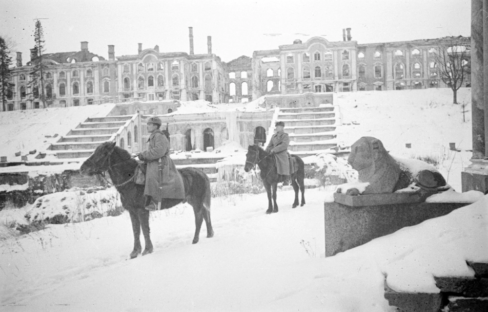 Разрушения в Петергофе после отступления немцев. Фото из проекта «Наше наследие. Сохраненное и возрожденное» https://nasledie.aif.ru