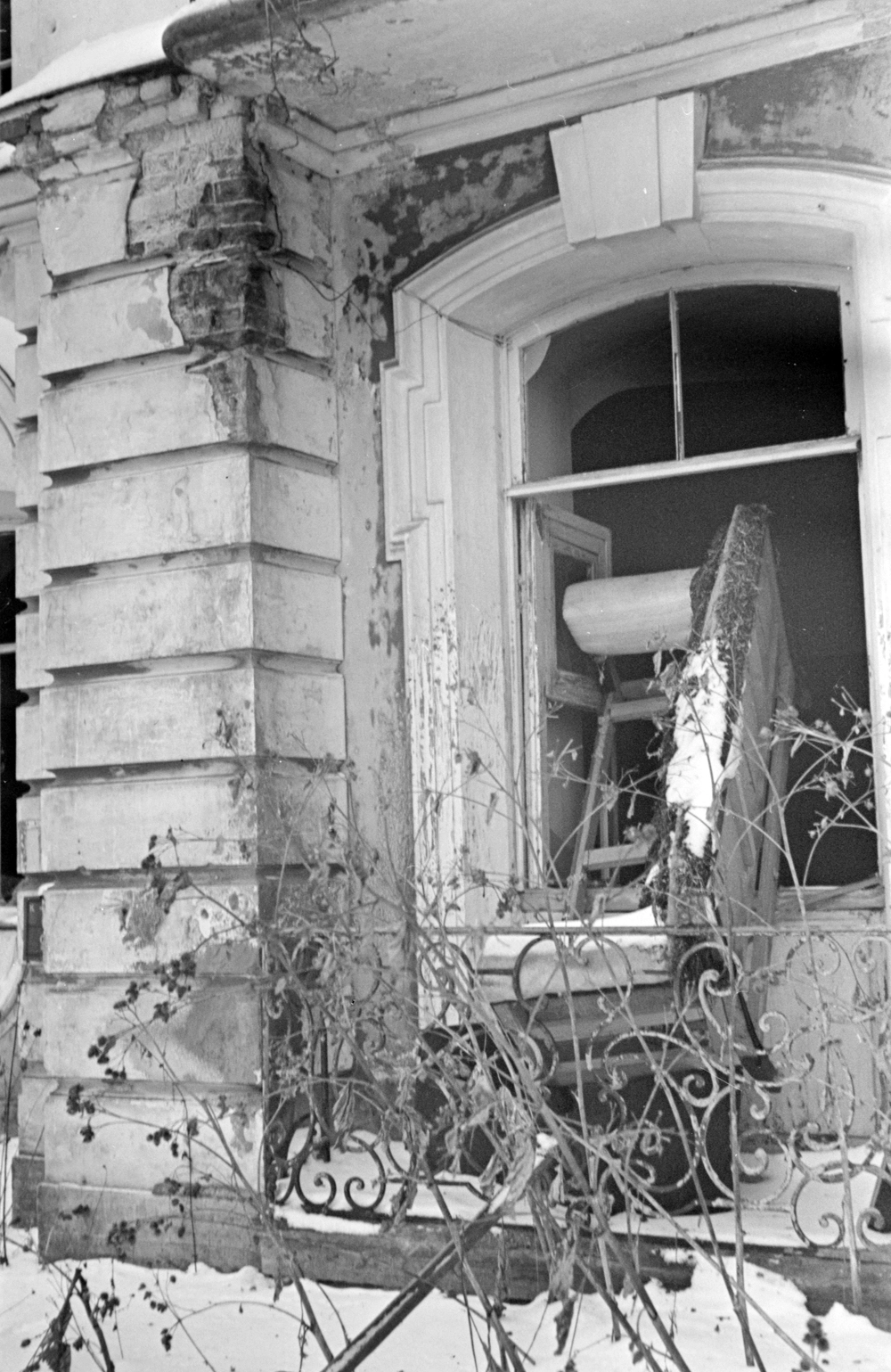 Предметы интерьера, сломанные и выброшенные немцами из окон, 1944 г., г. Петергоф.